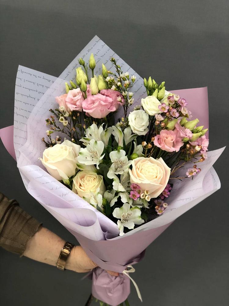 Букет цветов из: Альстромерии, Розы и Лизиантусы в Усть-Ордынске