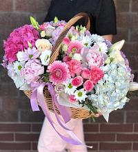 Композиция солнечный день в Усть-Ордынске Цветочная композиция из Розы, Хризантемы, Пионы и Лизиантусы в корзине в Усть-Ордынске