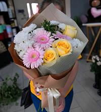 Букет цветов из:  Герберы, Розы и Хризантемы в Усть-Ордынске