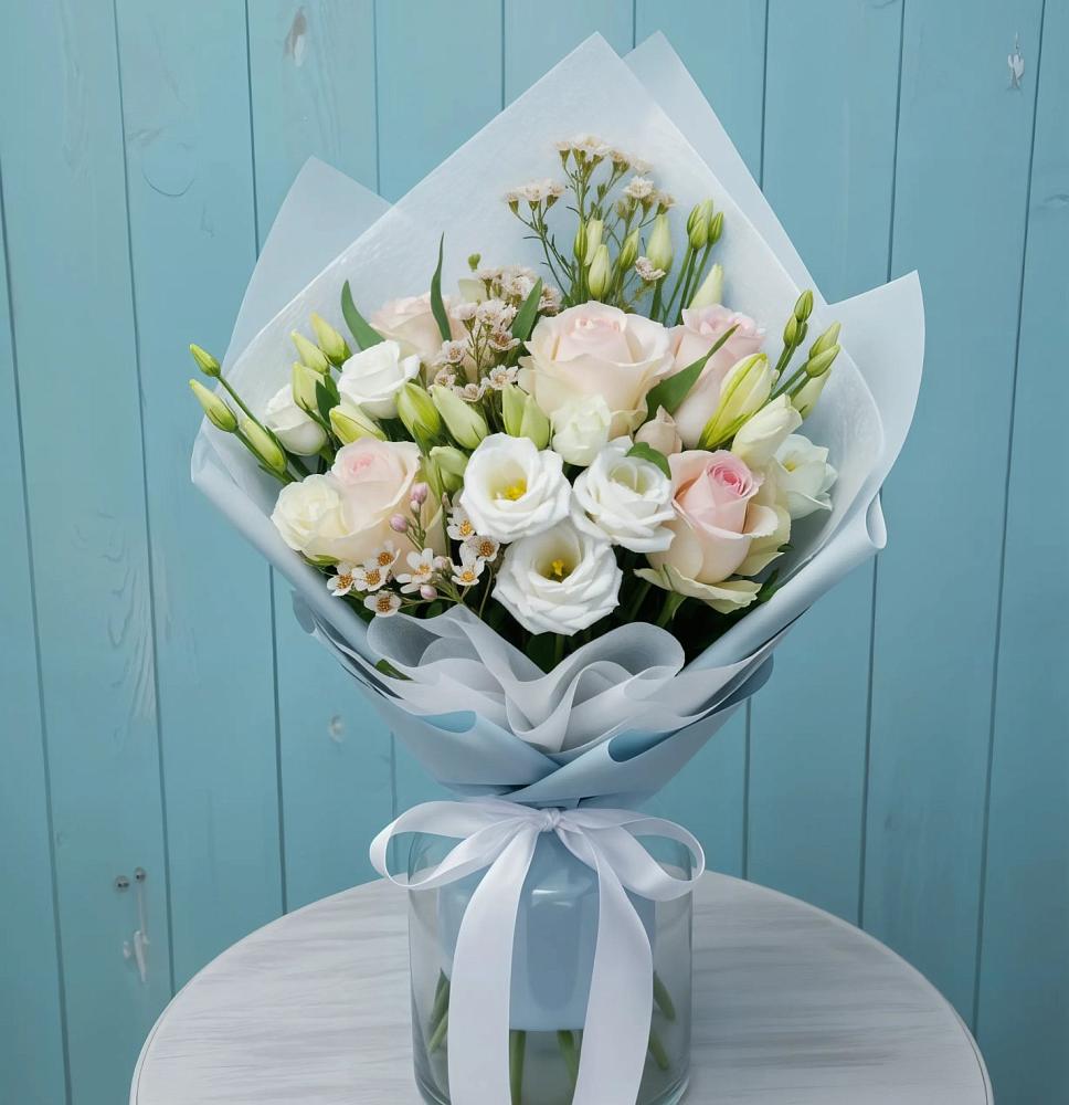 Букет цветов из: Розы и Лизиантусы в Усть-Ордынске