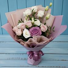 Букет цветов из:  Розы и Лизиантусы в Усть-Ордынске