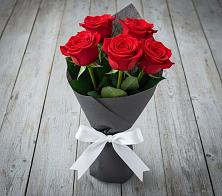 Букет 5 Красных роз Эдлесс Лав в Усть-Ордынске