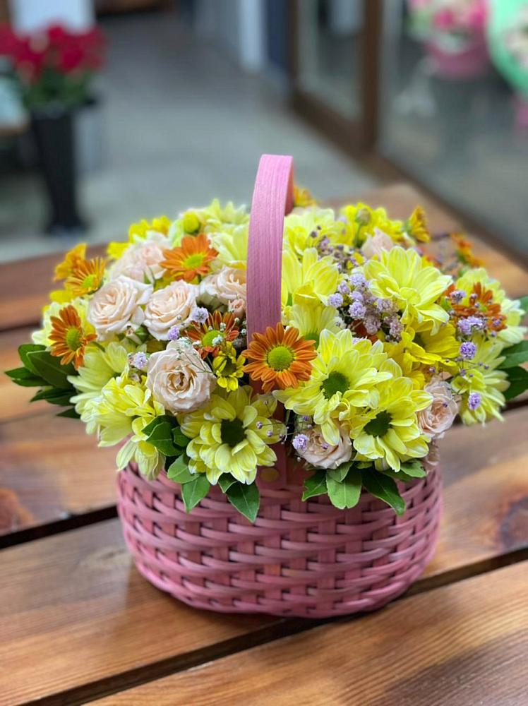 Цветочная композиция из Хризантемы и Розы в корзине в Усть-Ордынске