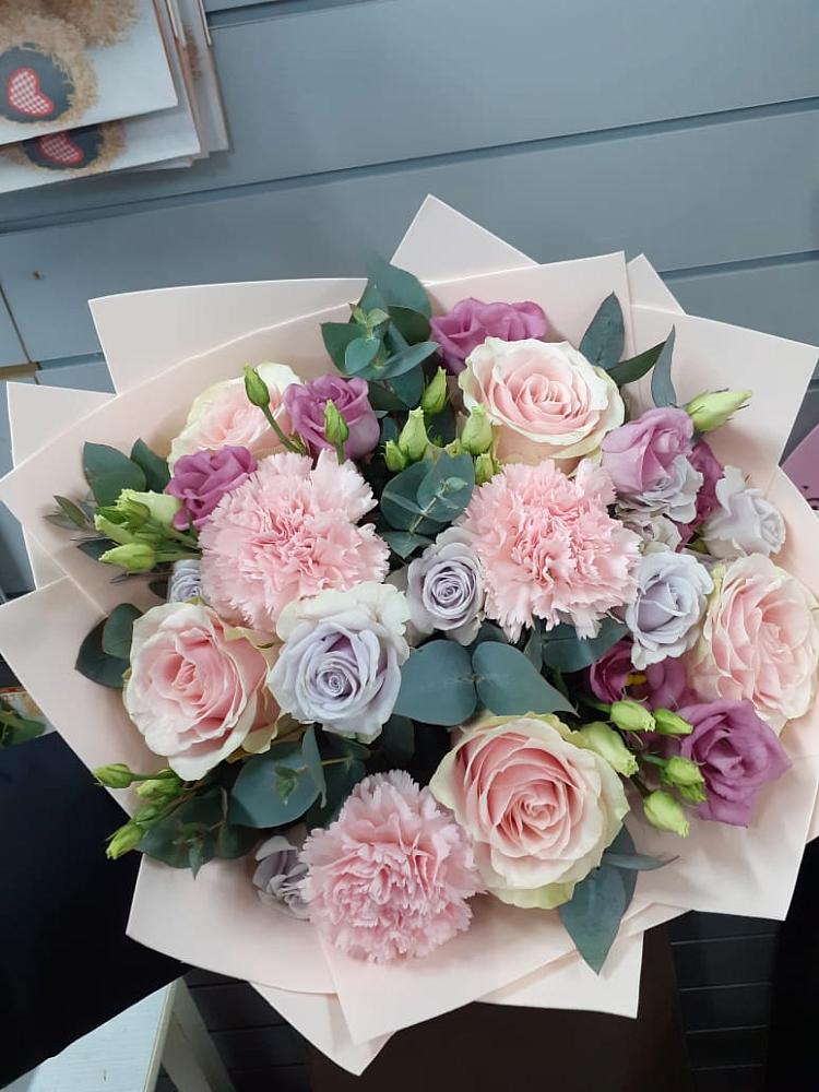 Букет цветов из: Розы, Гвоздики и Лизиантусы в Усть-Ордынске