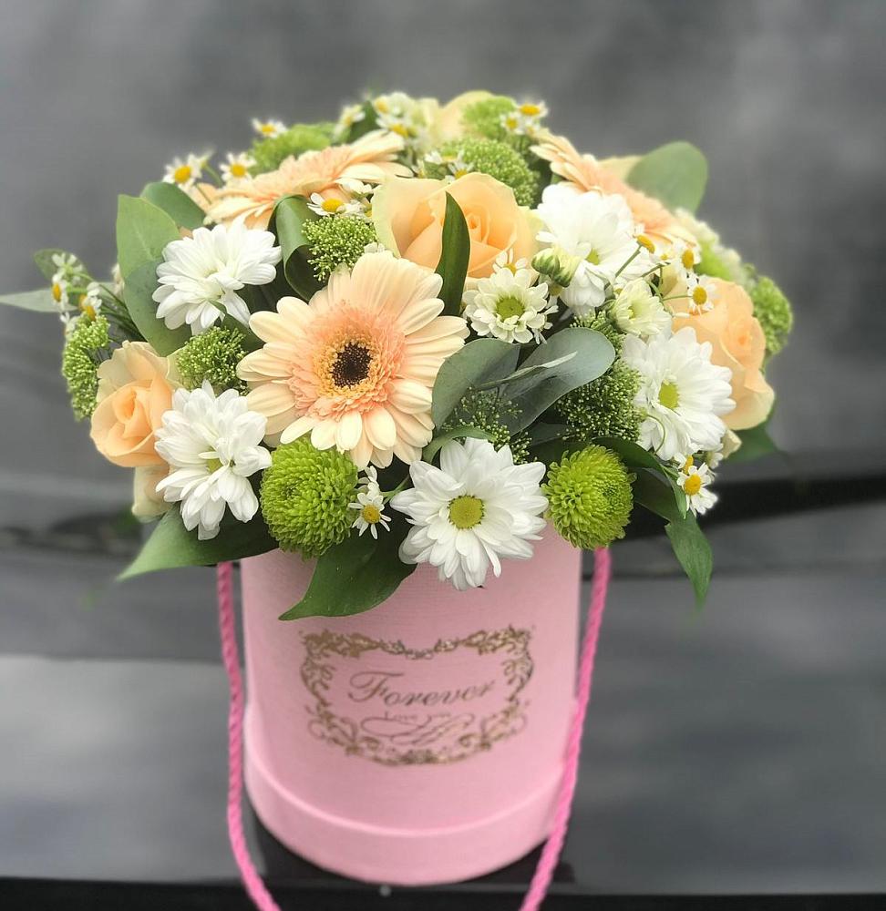 Цветочная композиция из Розы, Герберы и Хризантемы в шляпной коробке в Усть-Ордынске