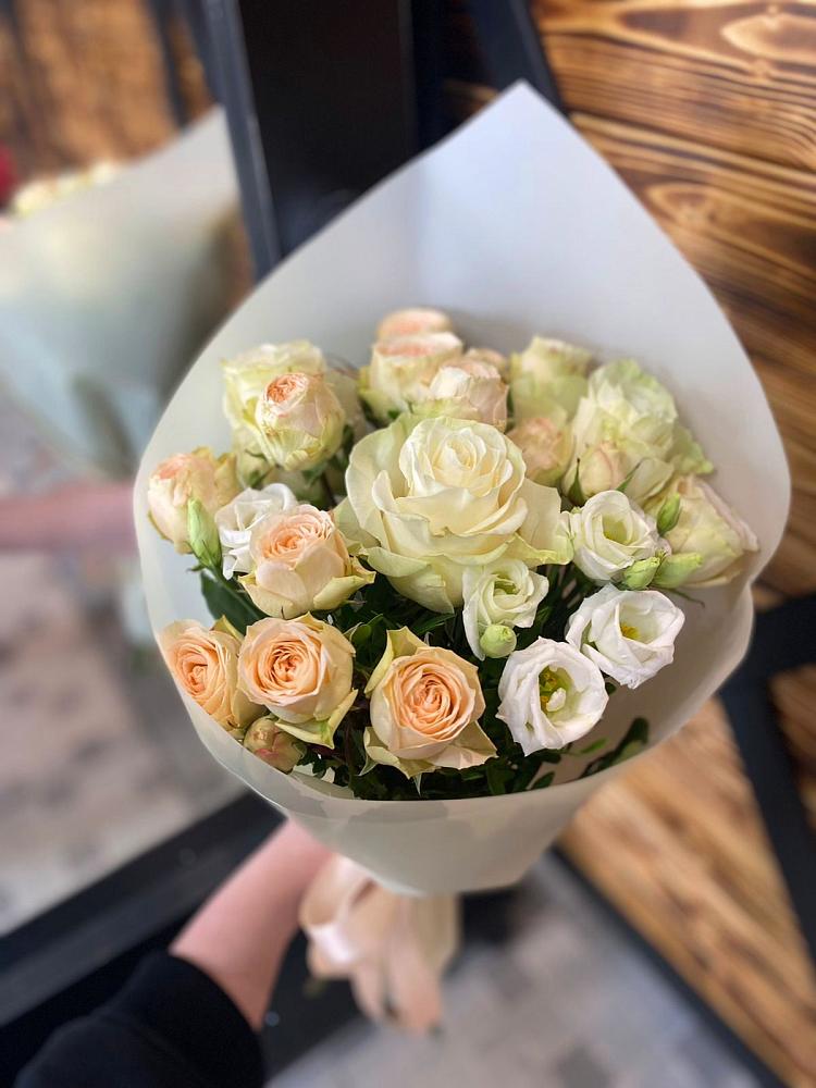 Букет цветов из: Розы и Лизиантусы в Усть-Ордынске