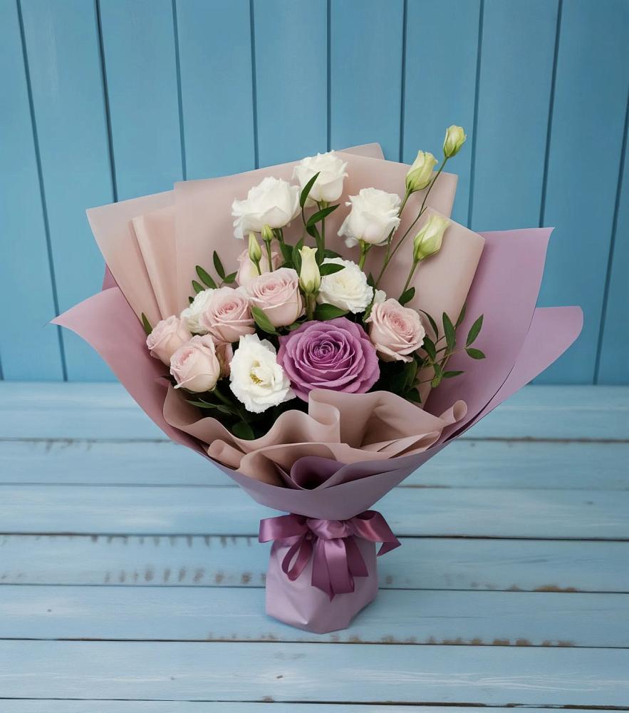 Букет цветов из: Розы и Лизиантусы в Усть-Ордынске